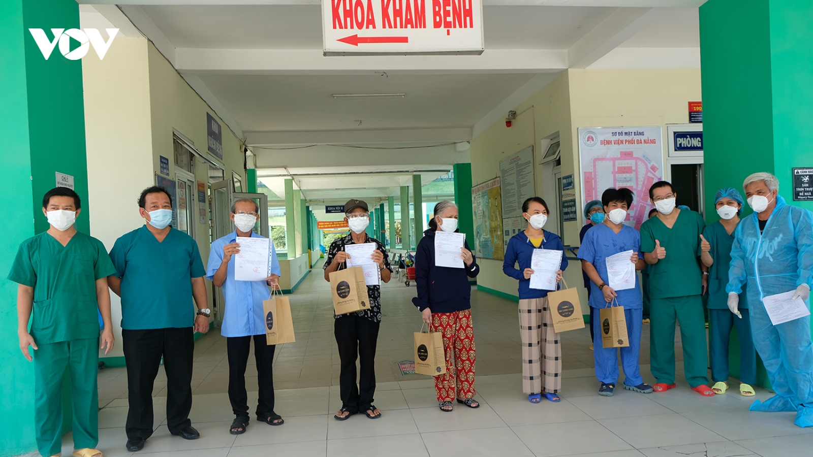 Bệnh viện Phổi Đà Nẵng cho 5 bệnh nhân hết Covid-19 ra viện