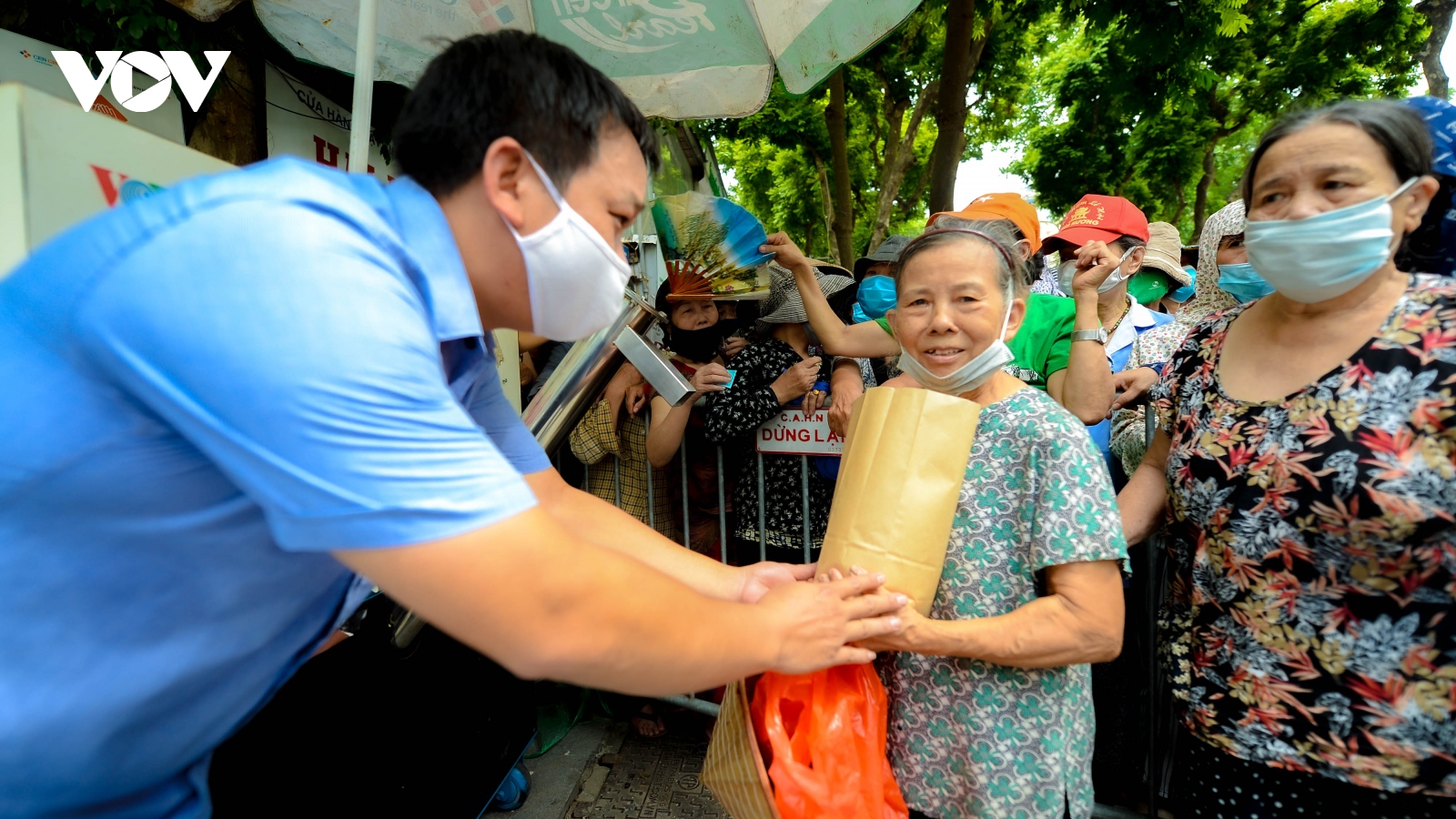 Công đoàn Viên chức Việt Nam, VOV và các nhà hảo tâm phát gạo miễn phí cho người nghèo