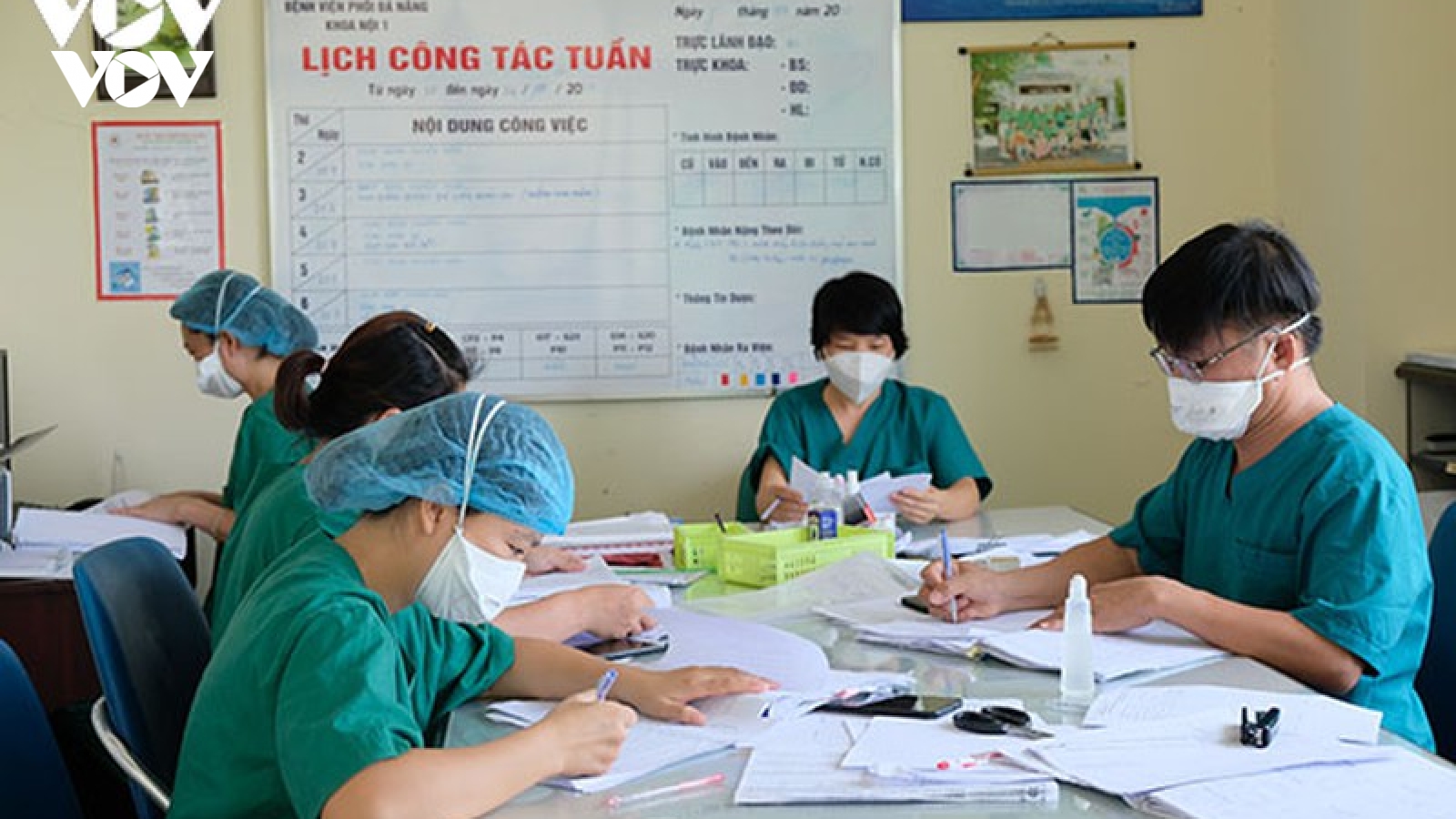 Tập trung chống dịch Covid-19, bác sĩ làm việc quên Tết Độc lập