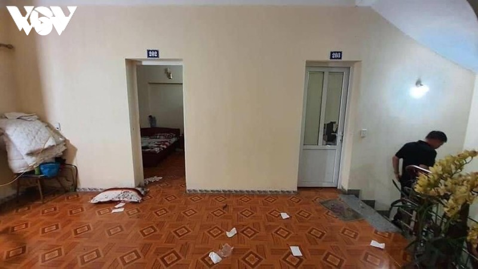 Phát hiện vợ vào nhà nghỉ, chồng dùng dao đâm chết tình địch