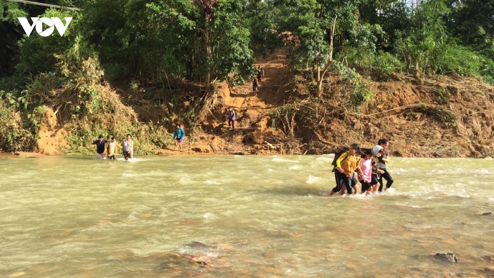 Học sinh vùng cao, lội sông đến trường mùa lũ