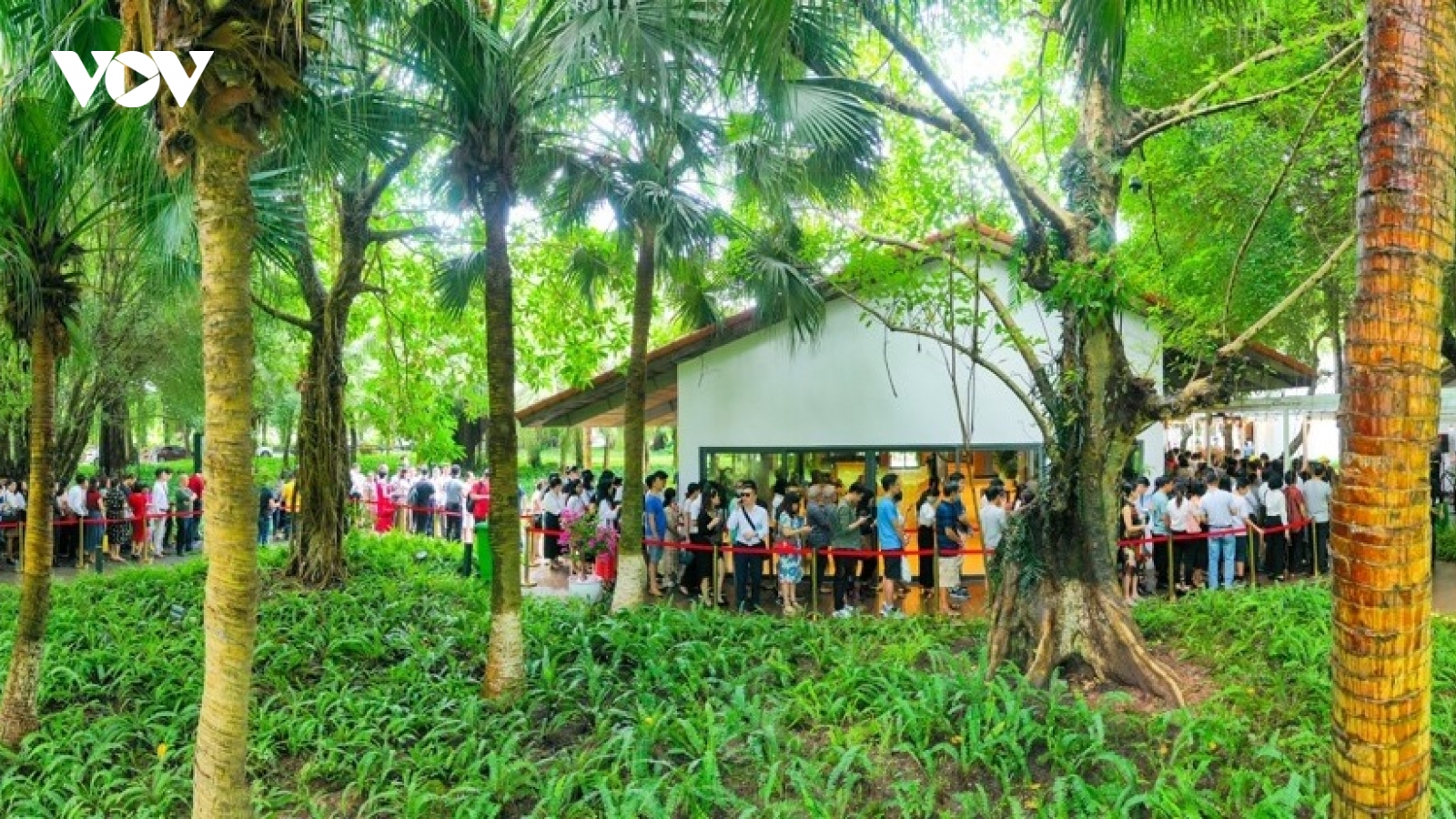 Khách xếp hàng dài cả cây số để xem nhà mẫu và mua nhà tại Ecopark