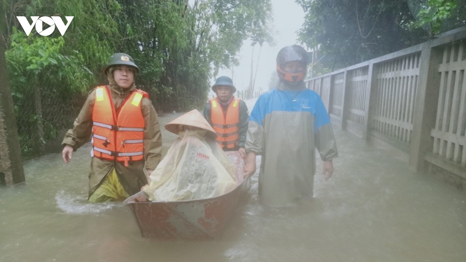 Công an Hà Tĩnh dầm mình trong mưa lũ cõng dân đi sơ tán