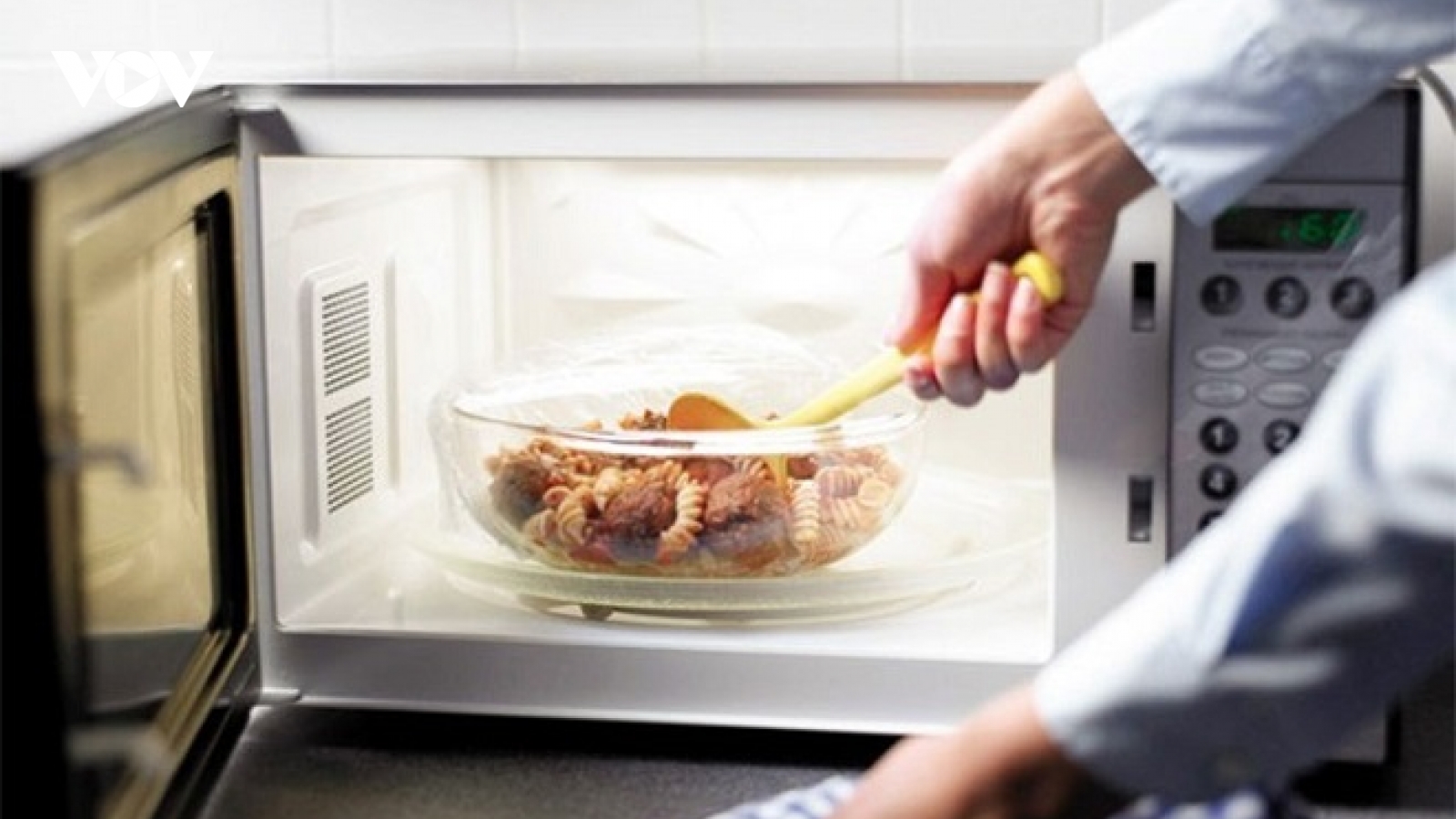 Đừng dùng lò vi sóng cho 7 loại thực phẩm sau nếu không muốn tiền mất tật mang