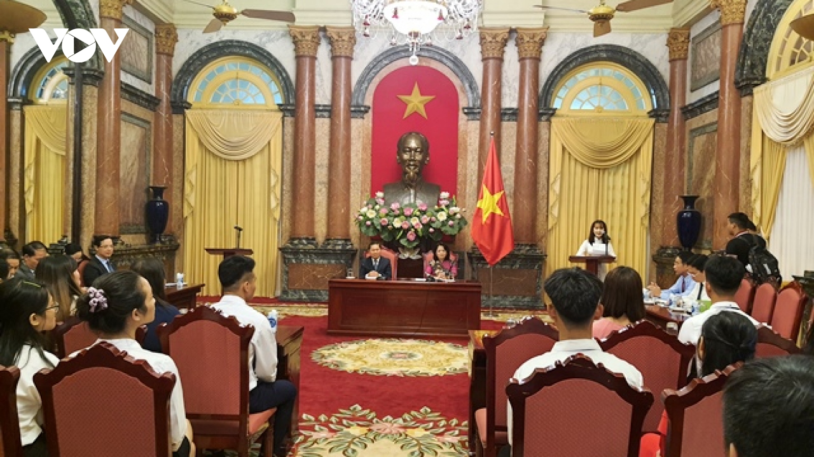 Bà Đặng Thị Ngọc Thịnh gặp mặt đoàn học sinh, sinh viên các cơ sở nghề nghiệp xuất sắc