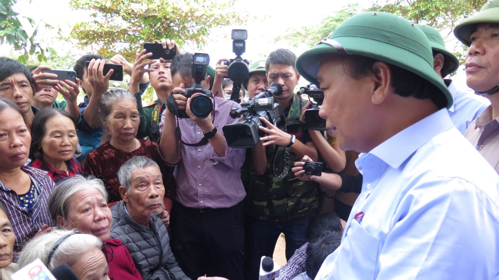 Thủ tướng yêu cầu phải hỗ trợ nhân dân miền Trung ruột thịt với trách nhiệm cao nhất 