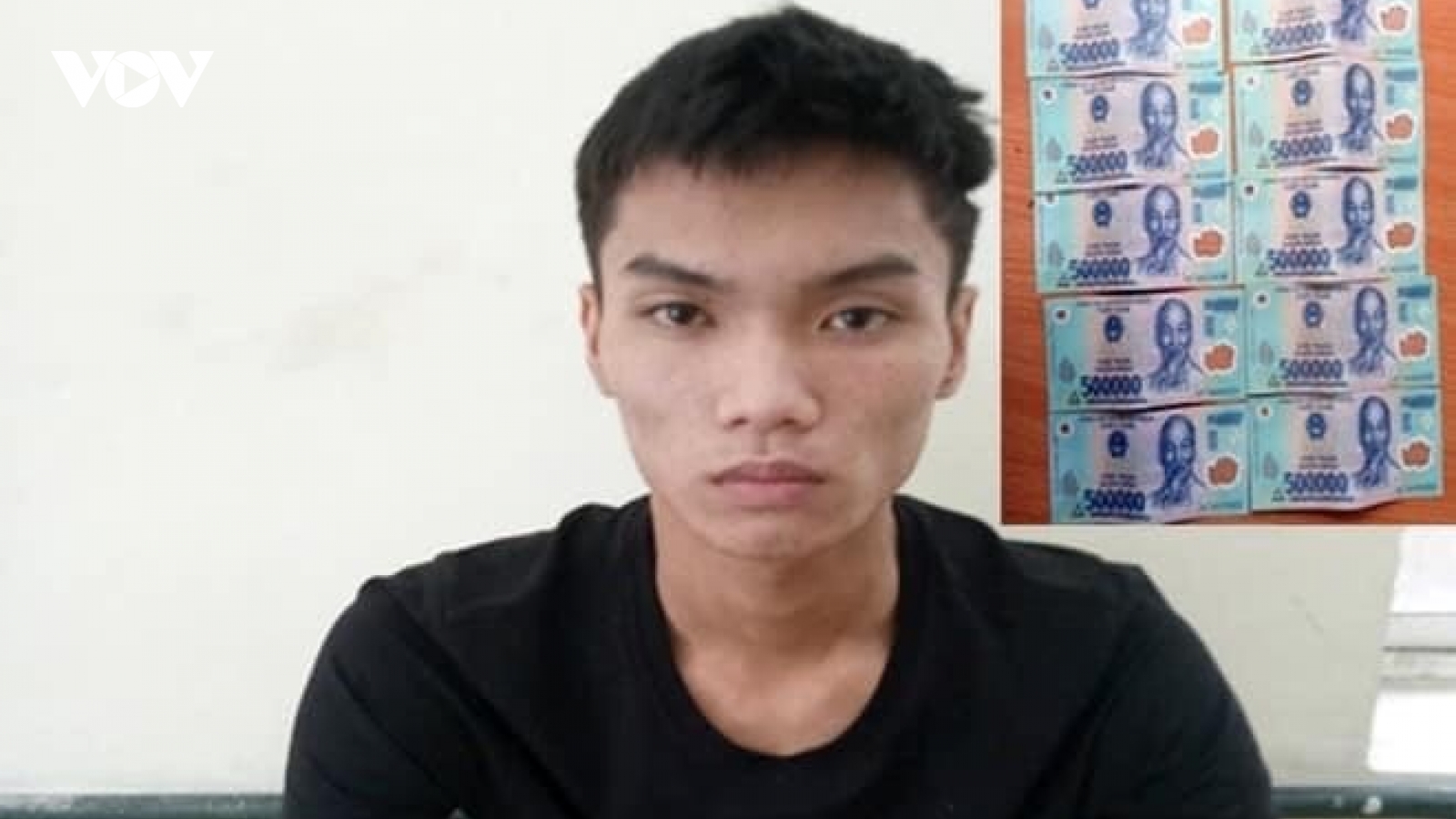 Khởi tố kẻ dùng tiền giả mua trót lọt nhiều điện thoại, máy tính