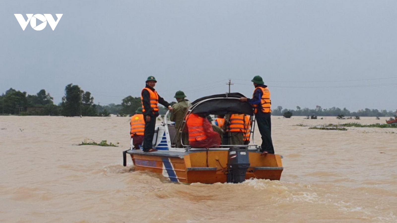 Nước lũ tràn qua QL1A tại Quảng Nam, giao thông bị chia cắt