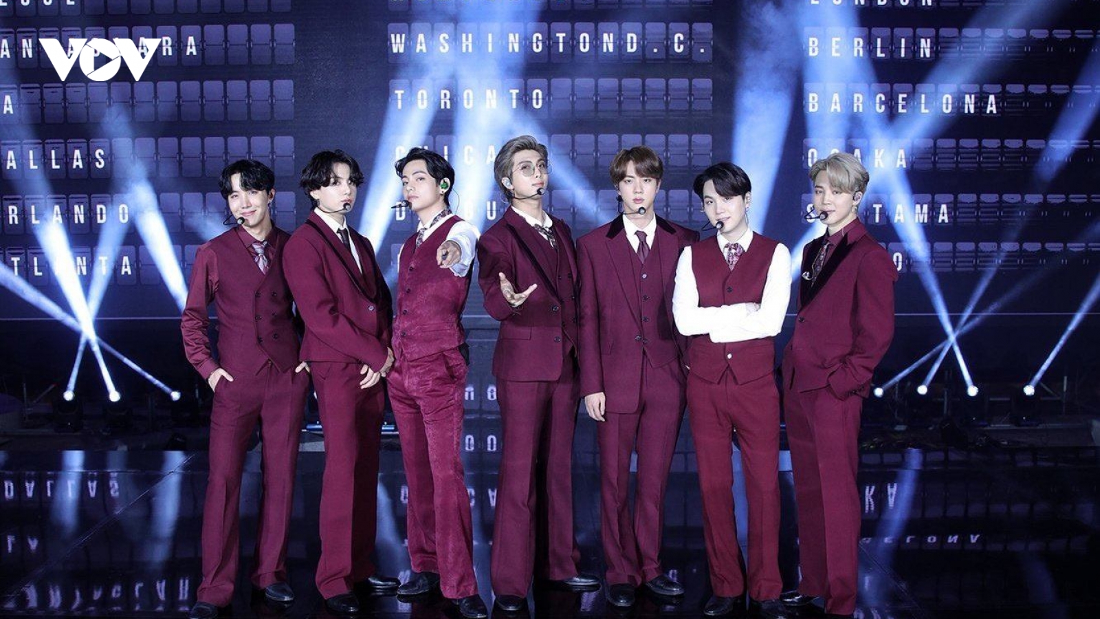 BTS bùng nổ với màn trình diễn Billboard Music Awards ở sân bay Incheon