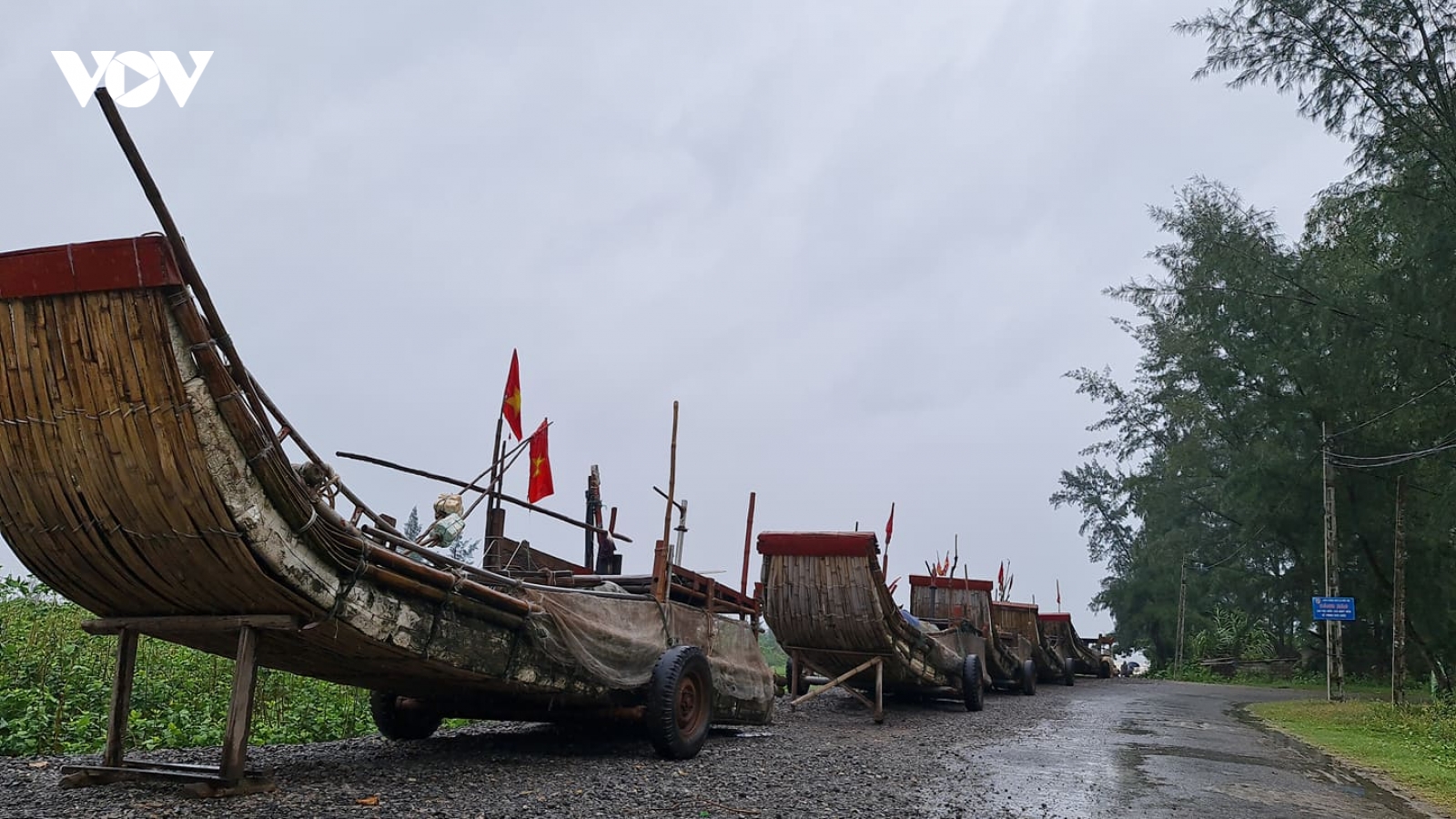 Người dân Nghệ An hối hả chằng chống nhà cửa, neo đậu tàu thuyền “đón” bão số 7