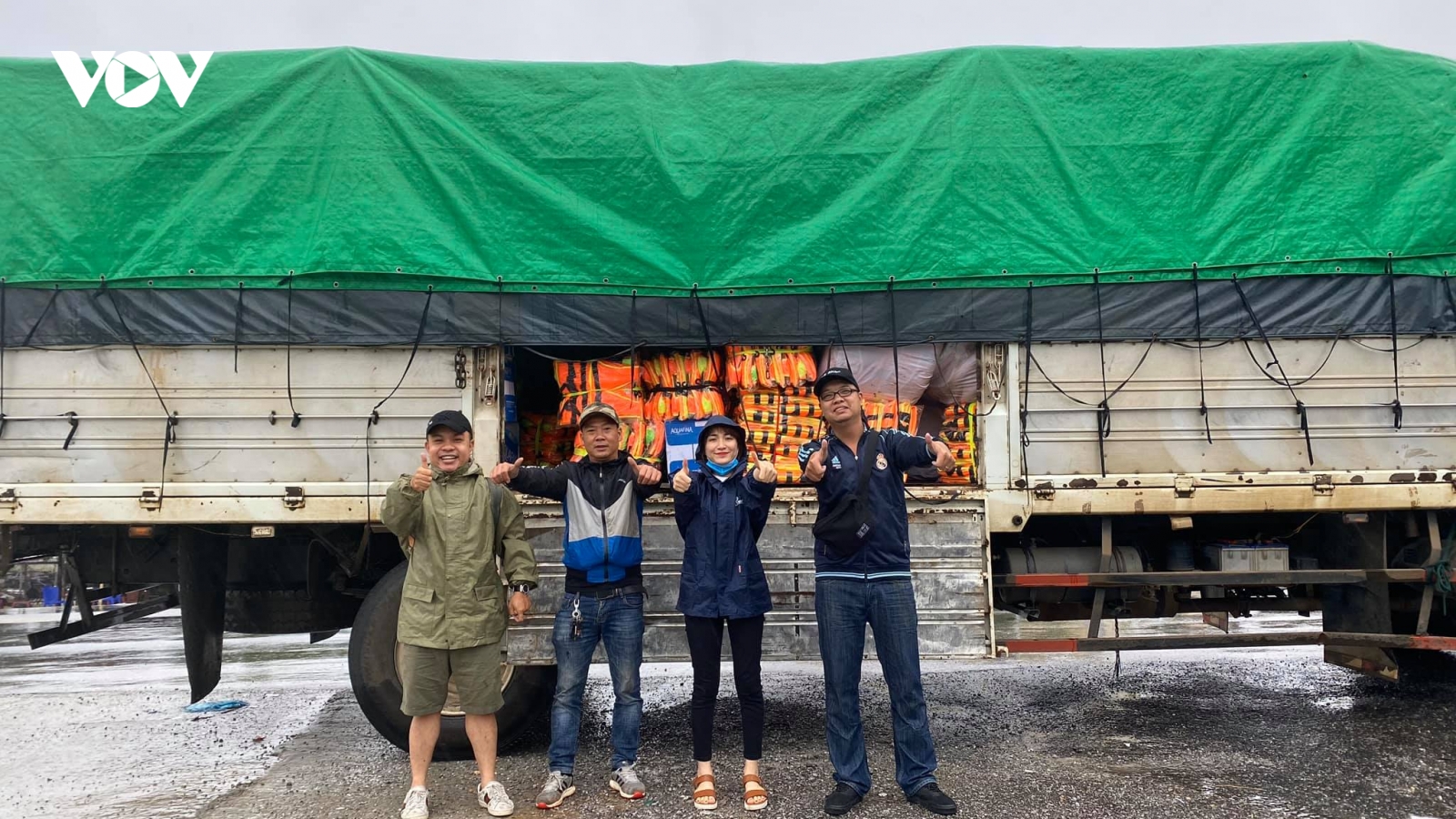 Hòa Minzy mang 3 tấn quần áo ấm đến Hà Tĩnh cứu trợ người dân