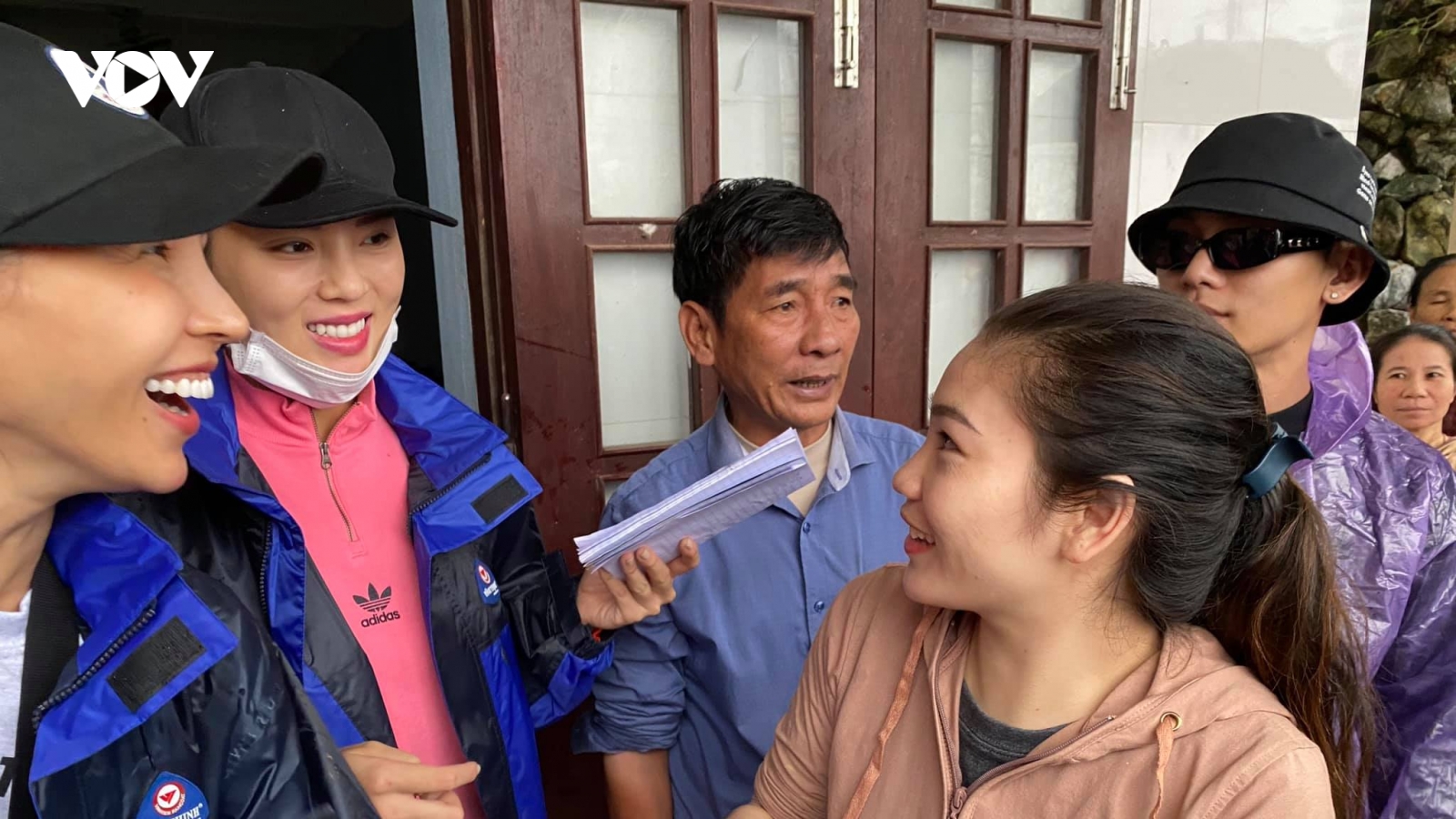 1500 suất quà cứu trợ của Kỳ Duyên - Minh Triệu bị ngập nước