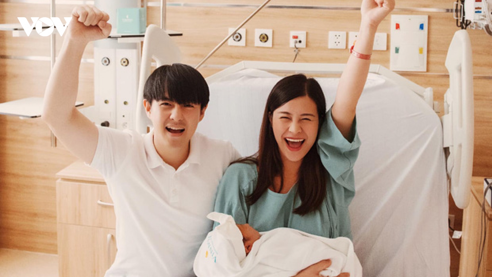 Đông Nhi - Ông Cao Thắng lần đầu chia sẻ hình ảnh con gái
