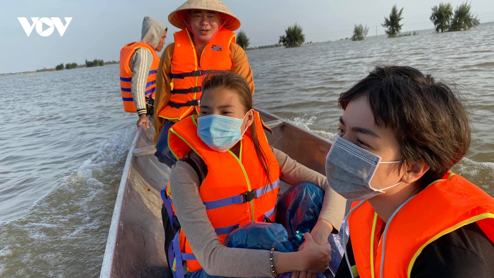 Quyền Linh đã ra Huế, Thuý Diễm sẵn sàng lên đường cứu trợ bà con miền Trung