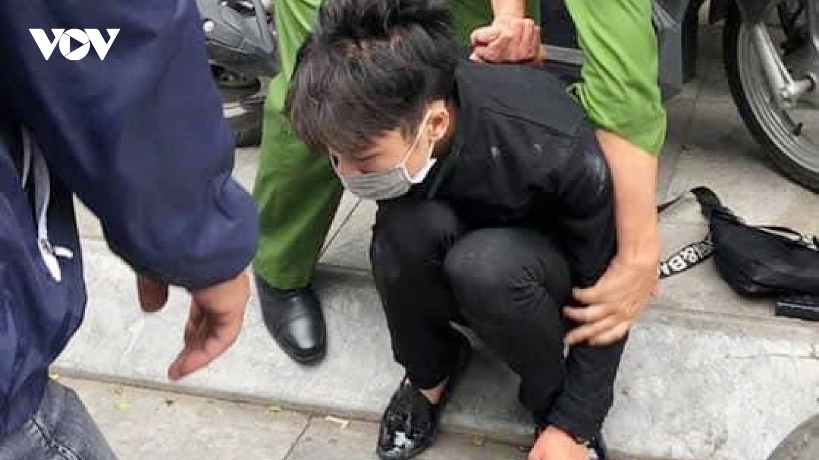 Nam thanh niên táo tợn dùng dao cướp tiệm vàng tại Hà Nội