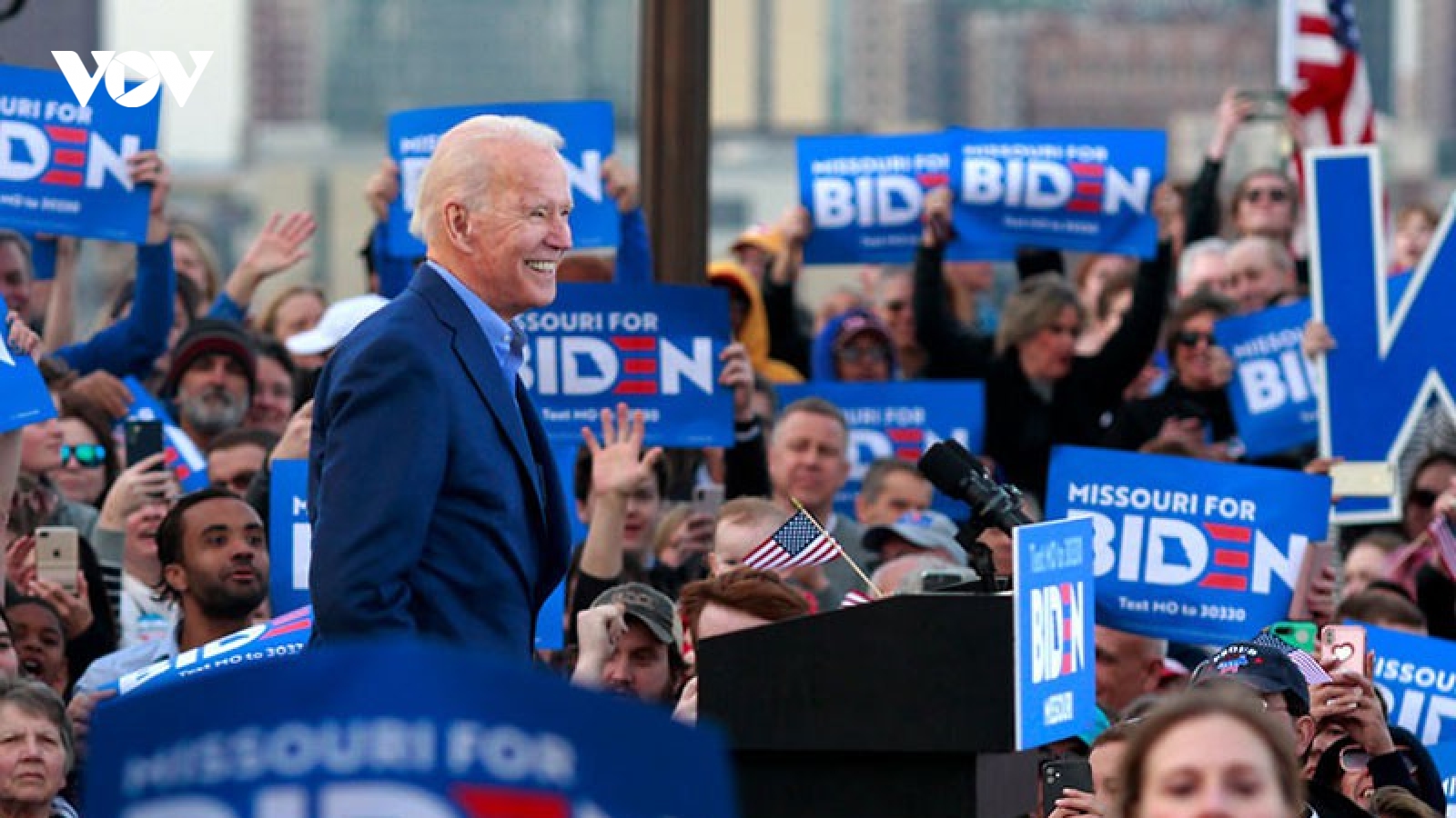 “Bóng ma quá khứ” vẫn đeo bám đảng Dân chủ bất chấp lợi thế của Biden trước Trump