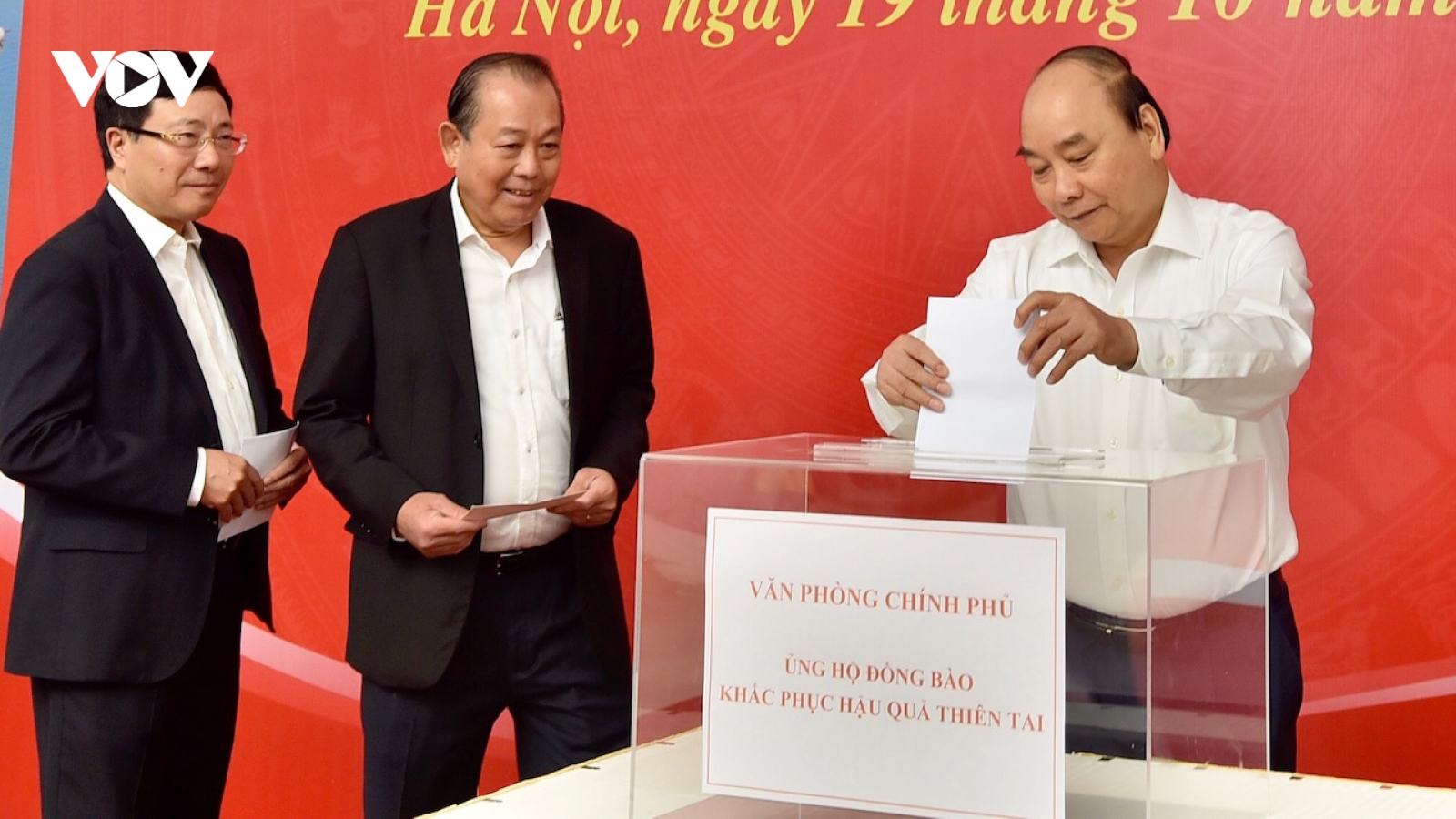 Lãnh đạo Chính phủ quyên góp ủng hộ đồng bào miền Trung