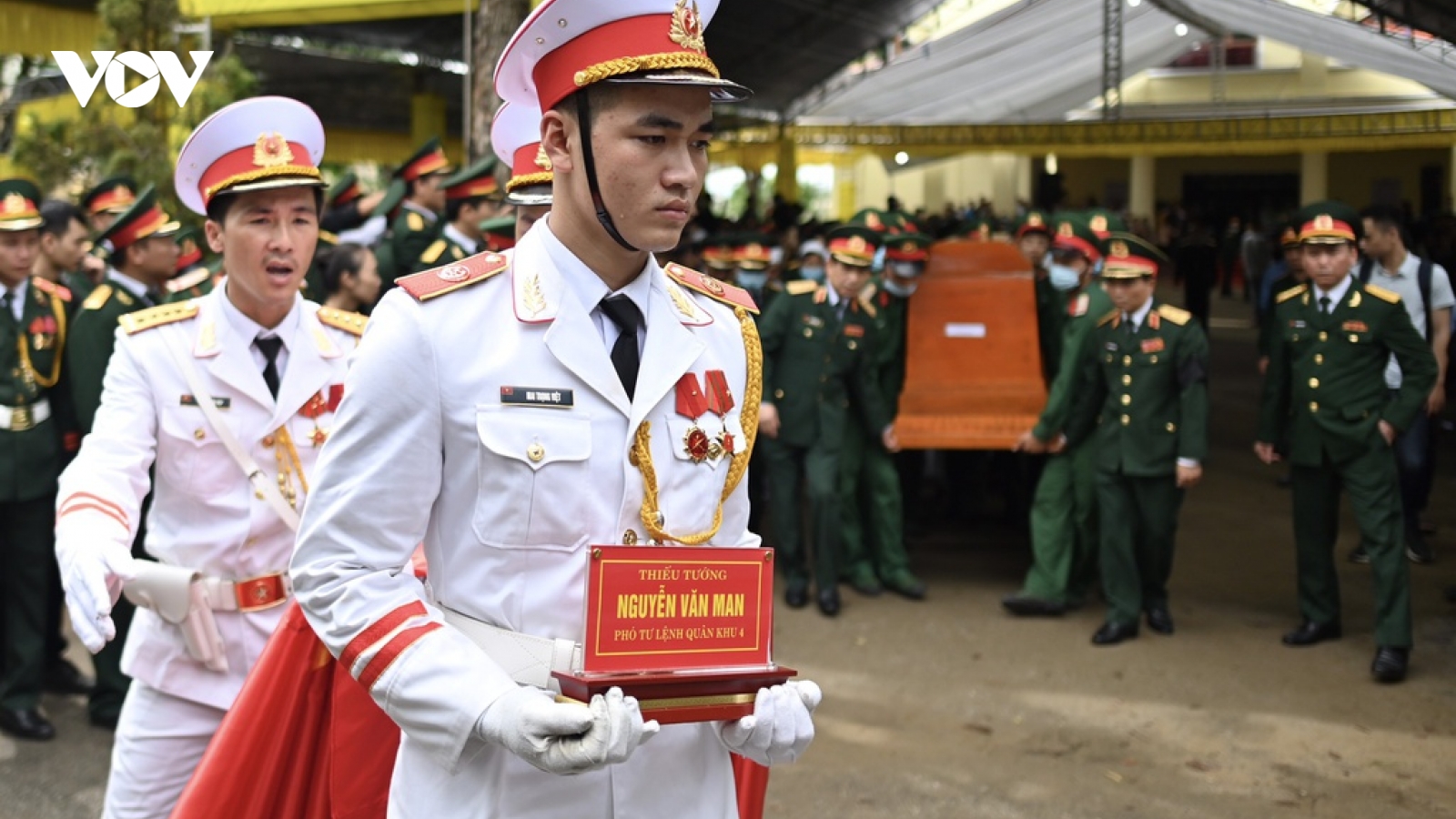 Người Quảng Bình lội nước đón linh cữu Thiếu tướng Nguyễn Văn Man