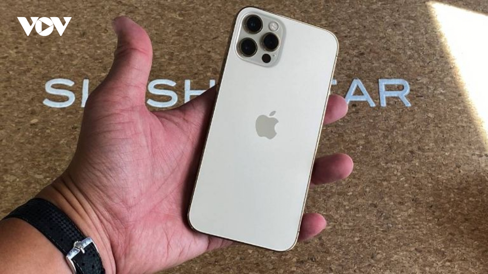 Cận cảnh iPhone 12 Pro phiên bản Vàng Gold tuyệt đẹp