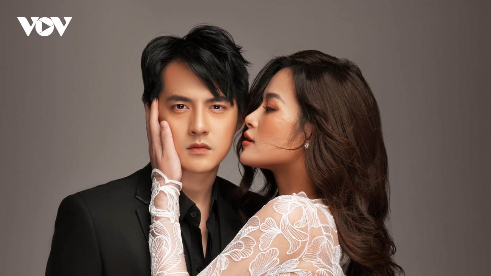 Đông Nhi chụp ảnh bầu gợi cảm với váy ren xuyên thấu