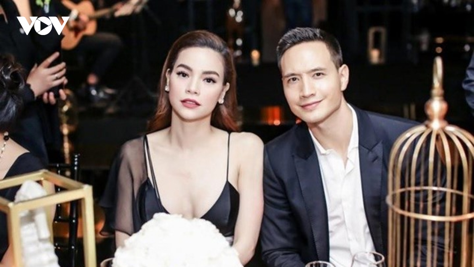 Chuyện showbiz: Kim Lý bị chê thiếu ga lăng khi để Hà Hồ tự xoay xở với chiếc váy nặng