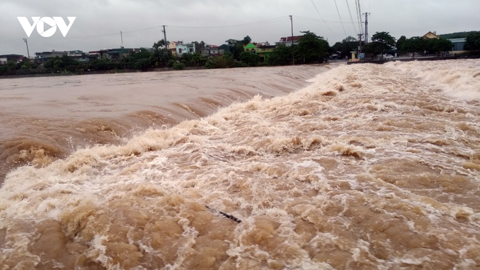 Mưa lớn khiến nước lũ trên sông dâng cao ở Quảng Ninh