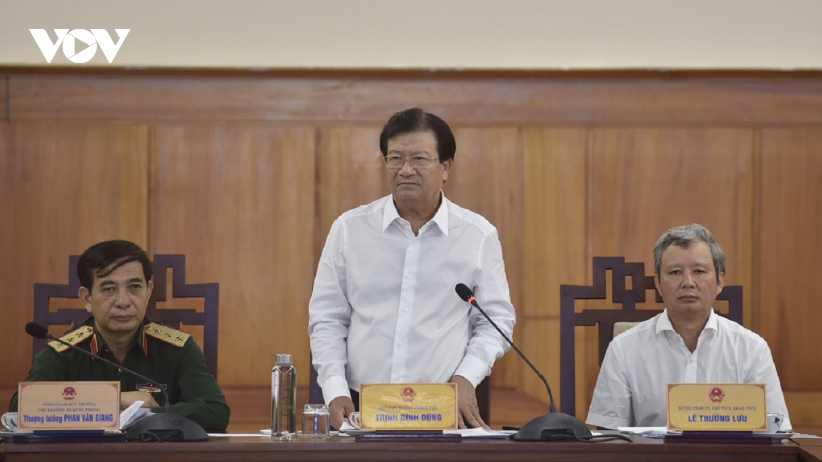 Phó Thủ tướng Trịnh Đình Dũng chỉ đạo về phòng chống lụt bão và cứu nạn ở Rào Trăng