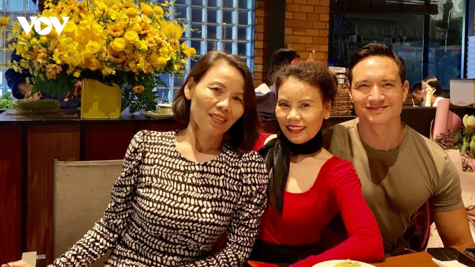 Chuyện showbiz: Kim Lý chúc mừng sinh nhật mẹ Hồ Ngọc Hà