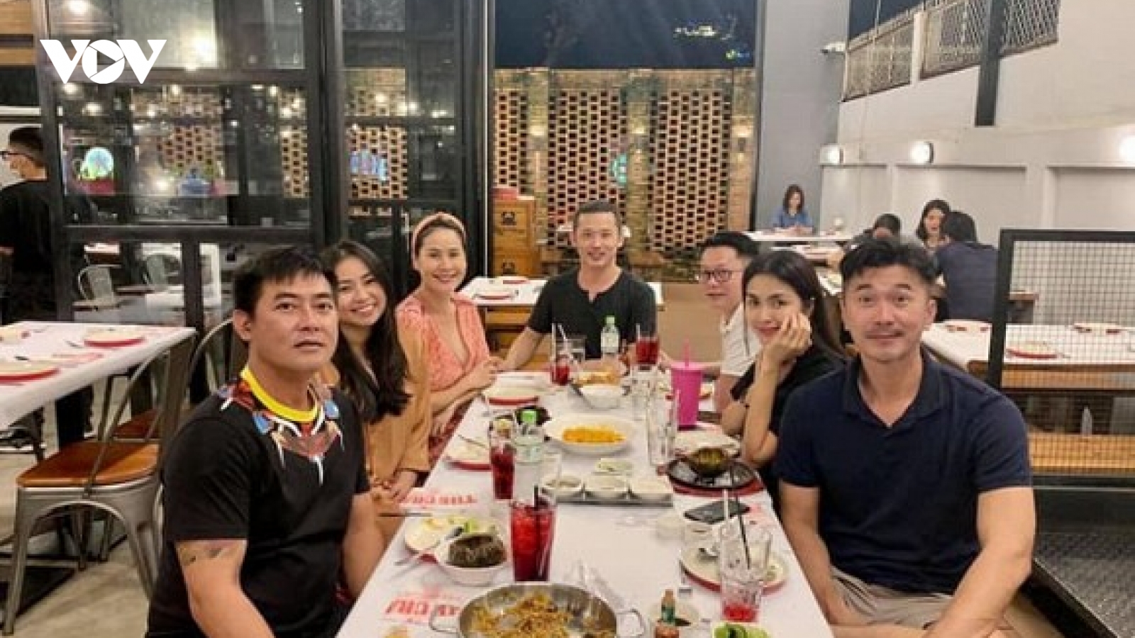 Chuyện showbiz: Tăng Thanh Hà "trốn con" hẹn hò riêng cùng hội bạn thân