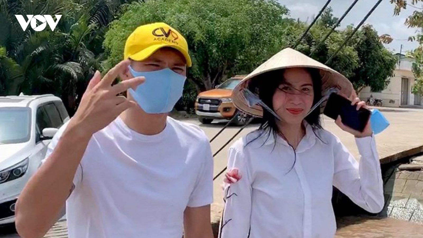Chuyện showbiz: Thủy Tiên được ông xã Công Vinh tháp tùng đi cứu trợ miền Trung