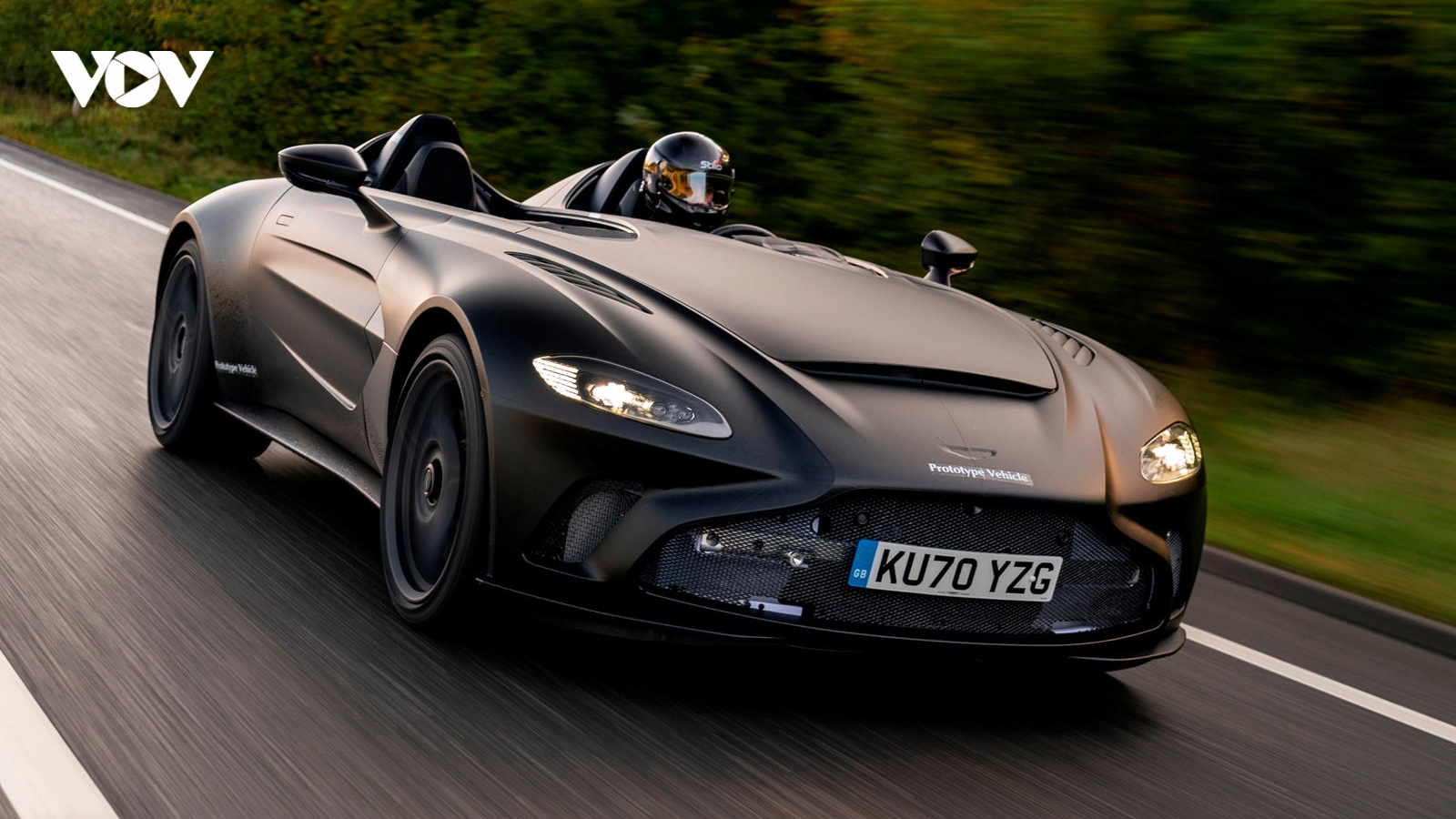 Aston Martin V12 Speedster lần đầu xuất hiện trên phố