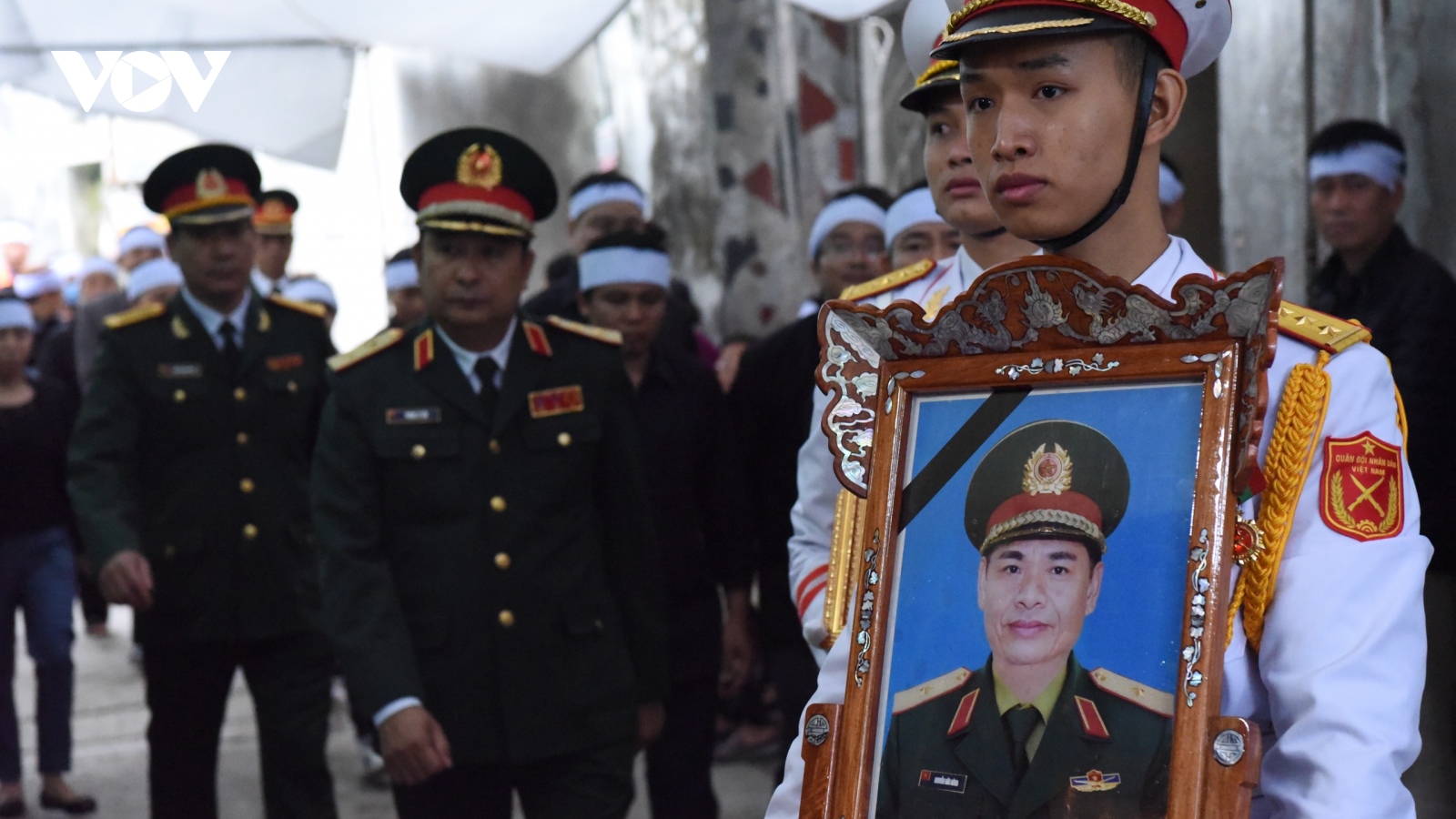 Người dân Sài Sơn đau xót đón Thiếu tướng Nguyễn Hữu Hùng về an nghỉ tại quê nhà
