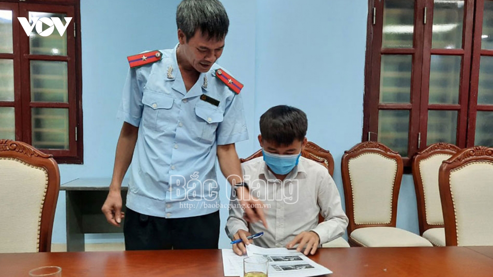 Đăng clip trộm tiền heo đất của em gái, Hưng Vlog bị phạt 10 triệu đồng