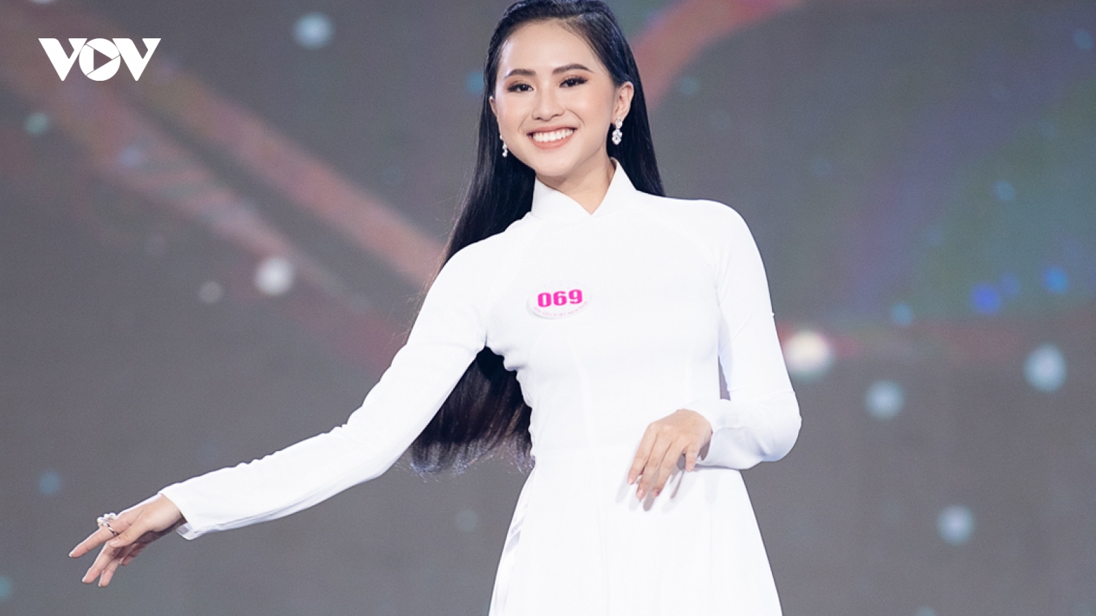 Dàn thí sinh Hoa hậu Việt Nam 2020 duyên dáng với áo dài trắng