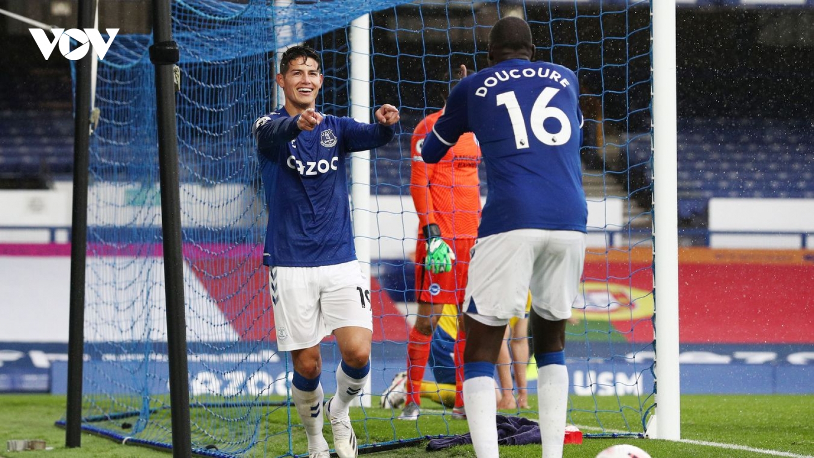 Thắng thuyết phục Brighton, "hiện tượng" Everton chễm trệ ở ngôi đầu Ngoại hạng Anh
