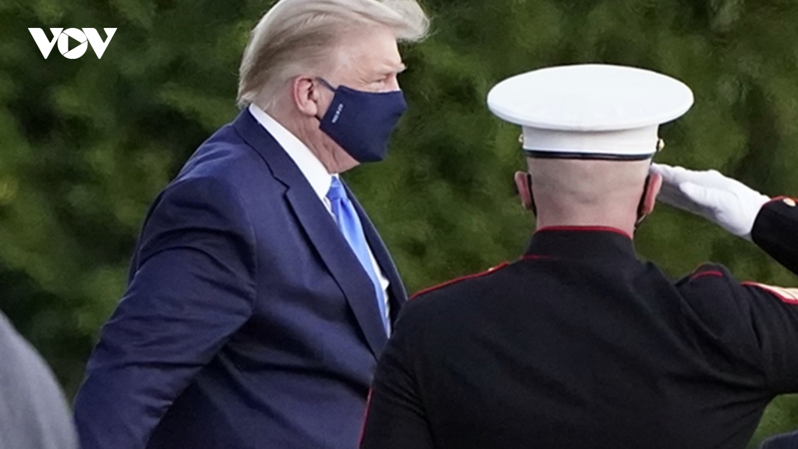 Tổng thống Mỹ Donald Trump mắc Covid-19 và những tác động đến cuộc đua tranh cử