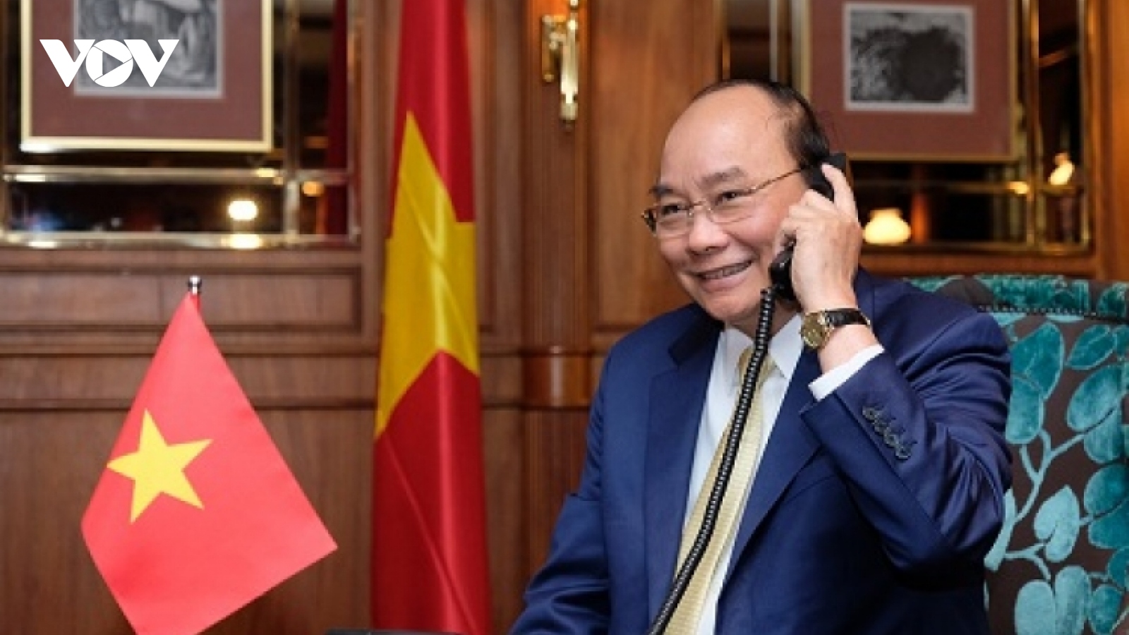 PM Phuc invites Japanese counterpart to visit Vietnam soon