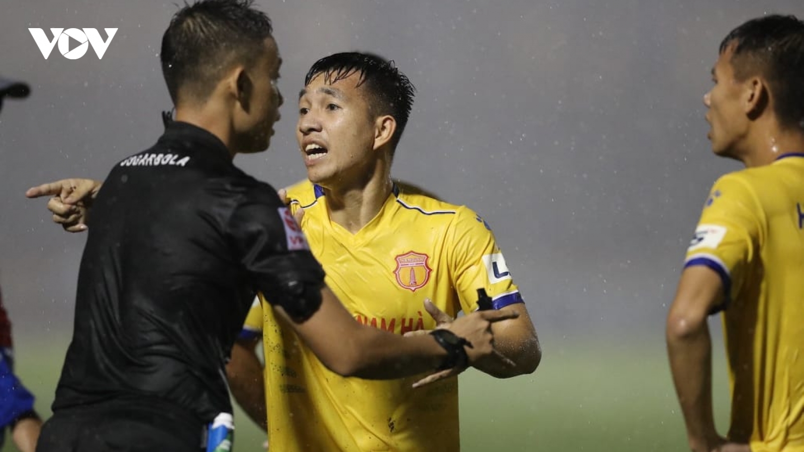 Trưởng Ban Dương Văn Hiền: “Sai sót trọng tài cứ rơi vào Nam Định như… cái dớp vậy”