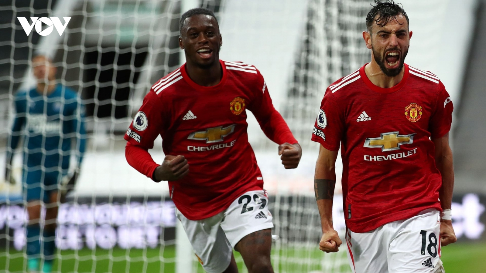 Shaw đốt lưới nhà - Bruno đá hỏng phạt đền, MU vẫn ngược dòng thắng 4-1 trước Newcastle