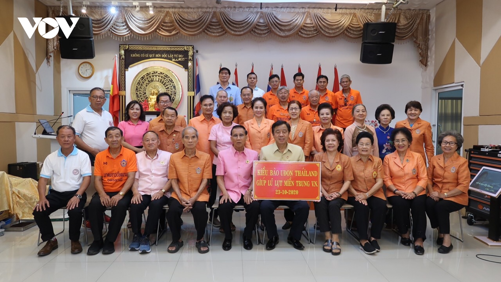 Kiều bào tỉnh Udon Thani (Thái Lan) quyên góp ủng hộ đồng bào miền Trung