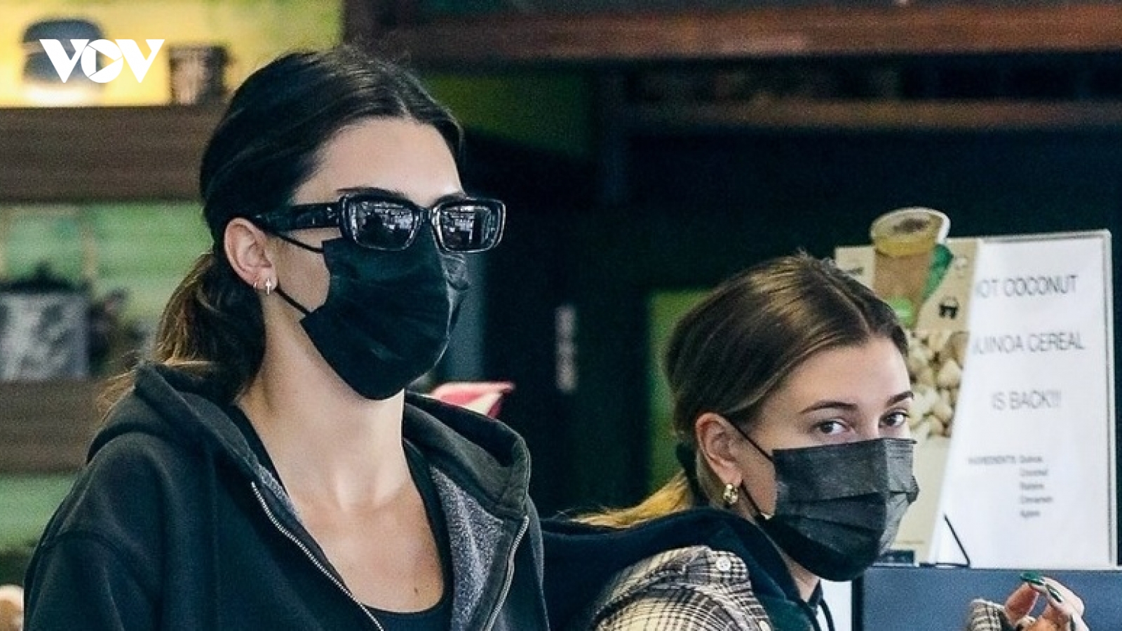 Kendall Jenner và bà xã Justin Bieber vui vẻ ra phố sau buổi tập gym