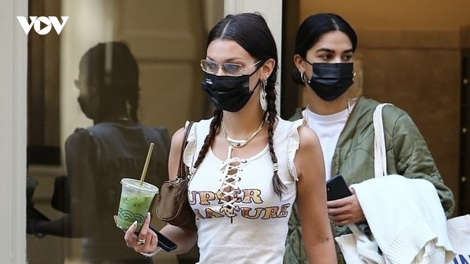 Siêu mẫu Bella Hadid "lột xác" với diện mạo xinh đẹp sau khi làm tóc