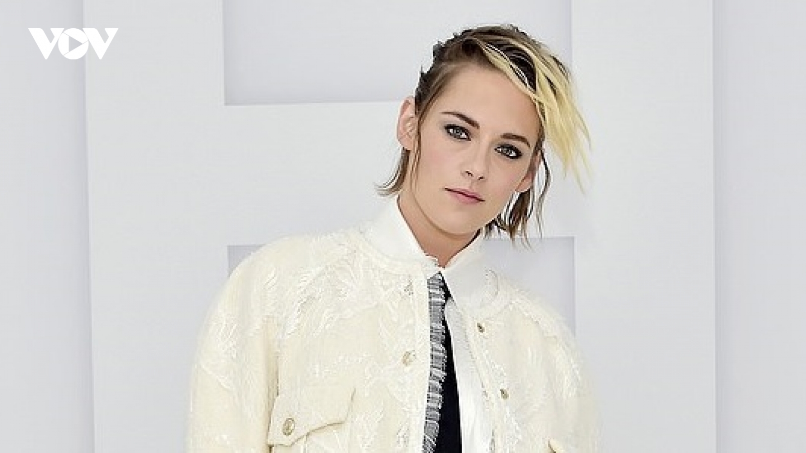 Kristen Stewart tái xuất sành điệu tại Tuần lễ thời trang Paris