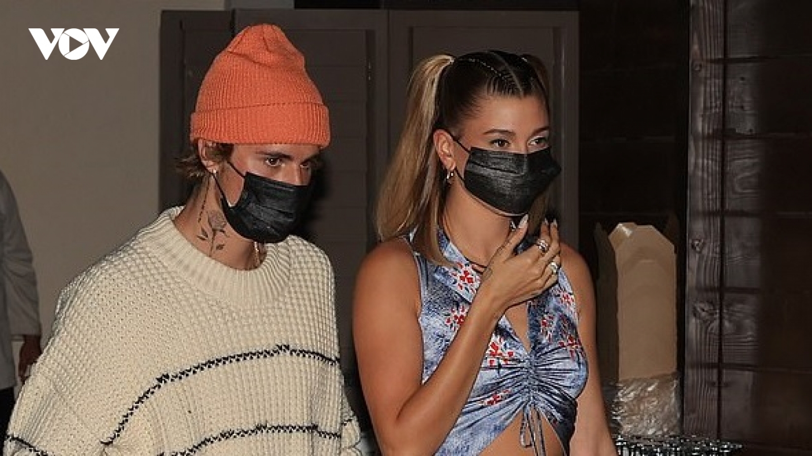 Vợ Justin Bieber khoe eo thon dáng đẹp đi ăn tối cùng chồng và bạn bè