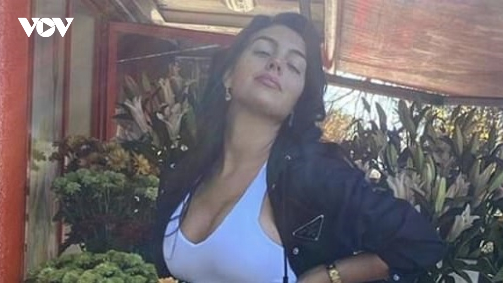 Bạn gái C.Ronaldo khoe dáng nóng bỏng khi đi mua hoa ở Ý