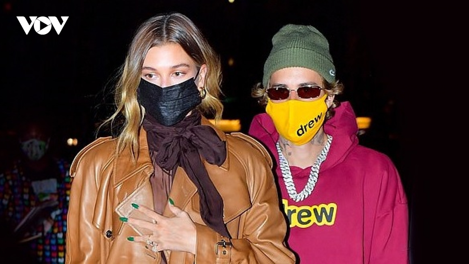 Justin Bieber phối đồ lạ mắt khi đi chơi tối cùng vợ