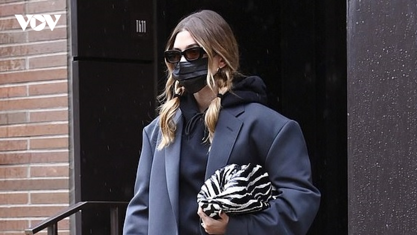 Hailey Baldwin tết tóc xinh đẹp ra phố