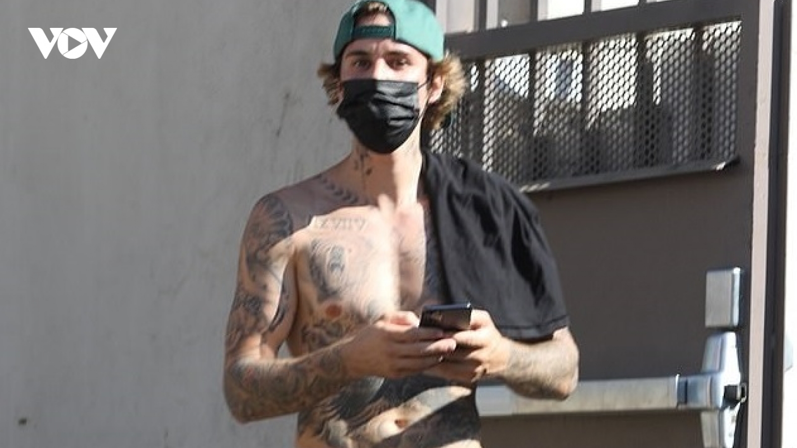 Justin Bieber cởi áo khoe loạt hình xăm lớn trên cơ thể khi đi bộ trên phố