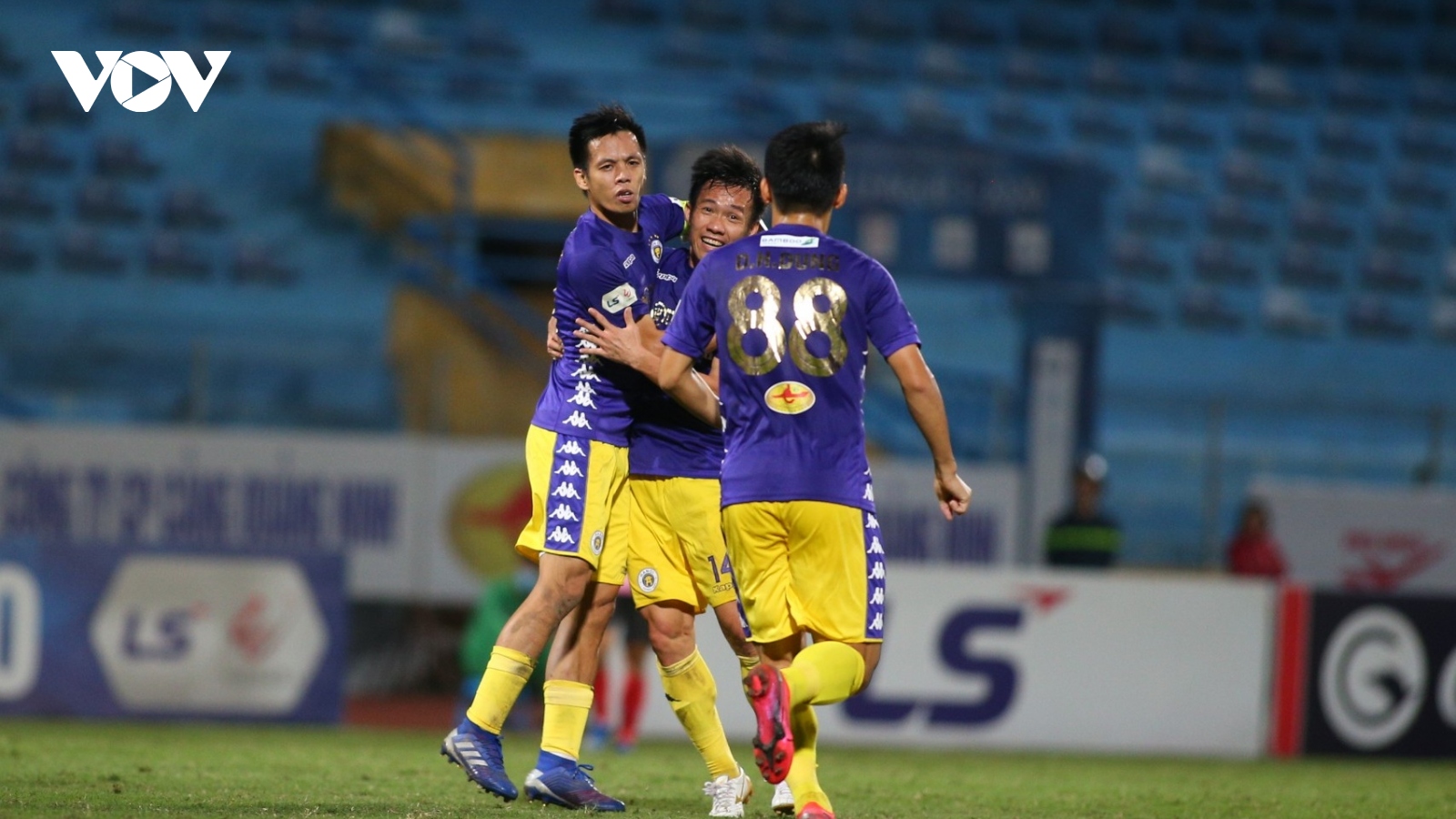 Văn Quyết tỏa sáng, Hà Nội FC đánh bại Hà Tĩnh để "thổi lửa" vào Viettel