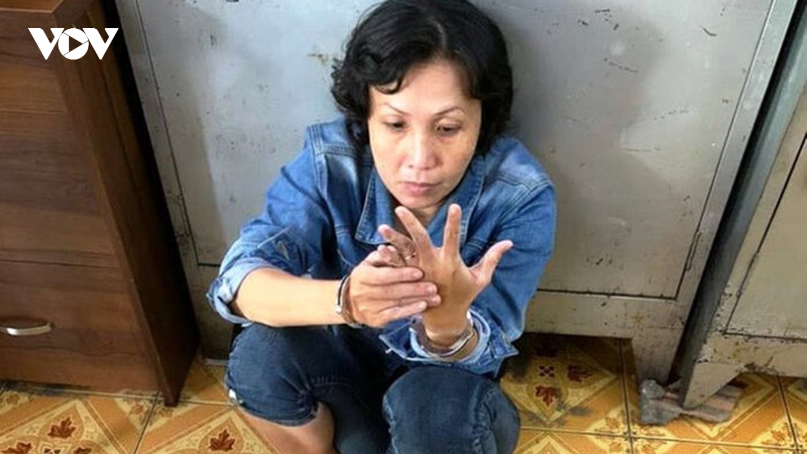 Người phụ nữ xúi giục bé trai trộm đồ của bà cụ bán hàng vỉa hè đã bị bắt giữ